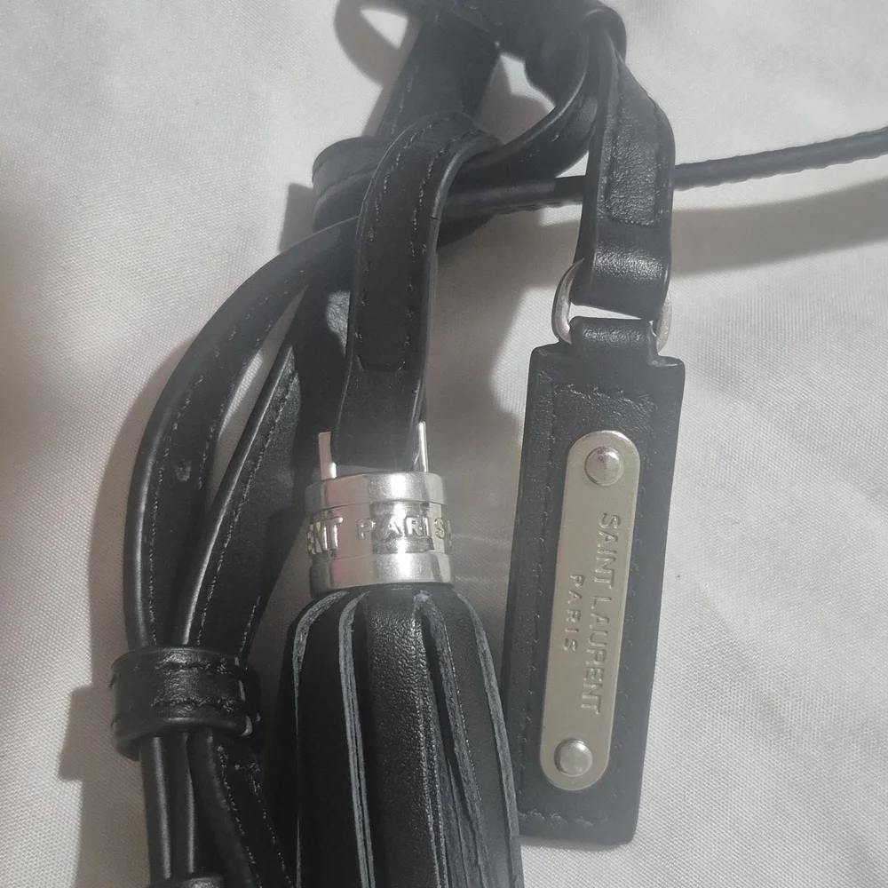 Saint Laurent Black Leather Detail - Picture 3 of 4